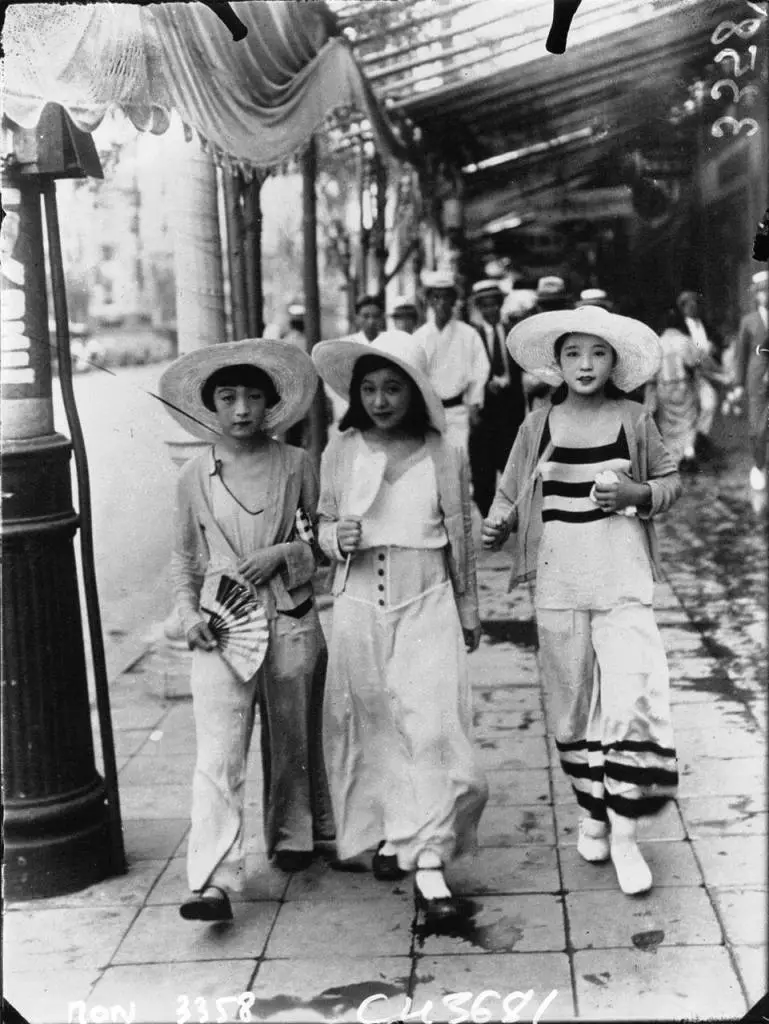 Historic photo, modern "Moga" women in Ginza, Tokyo, 1928 - public domain photo, by Kageyama Kyoyo, published in Japan Times - found at Wikimedia Commons