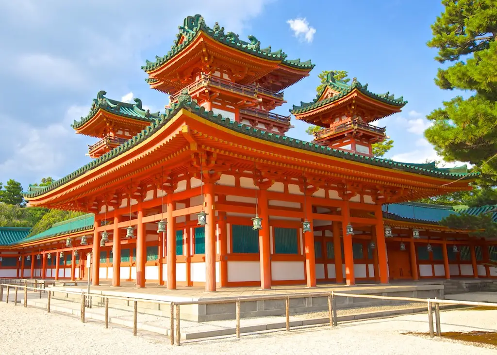 Heian Jingu shrine, a Meiji Era scaled-down replica of the Heian Palace in Kyoto. Creative Commons art by Josef Knecht, originally at Panoramio, found at Wikimedia Commons. https://commons.wikimedia.org/wiki/File:Kyoto,_Heian_Jingu_Shrine_-_panoramio_%281%29.jpg